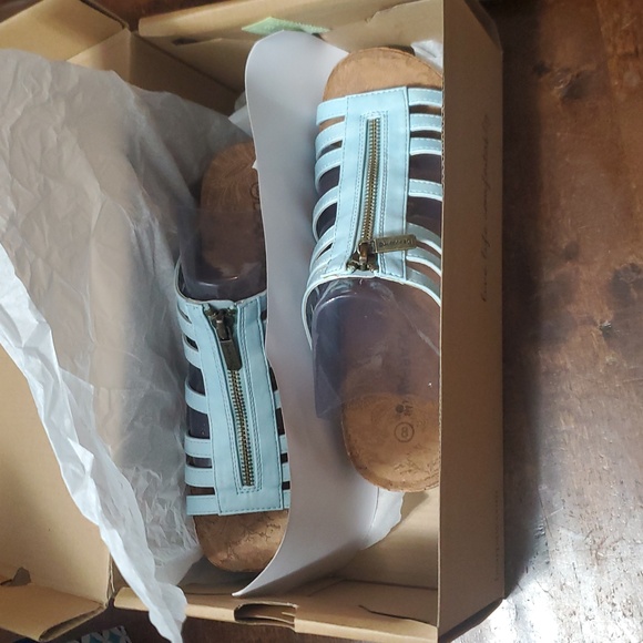 BearPaw Blue Gladiator Sandals. Size 8. - Picture 7 of 10